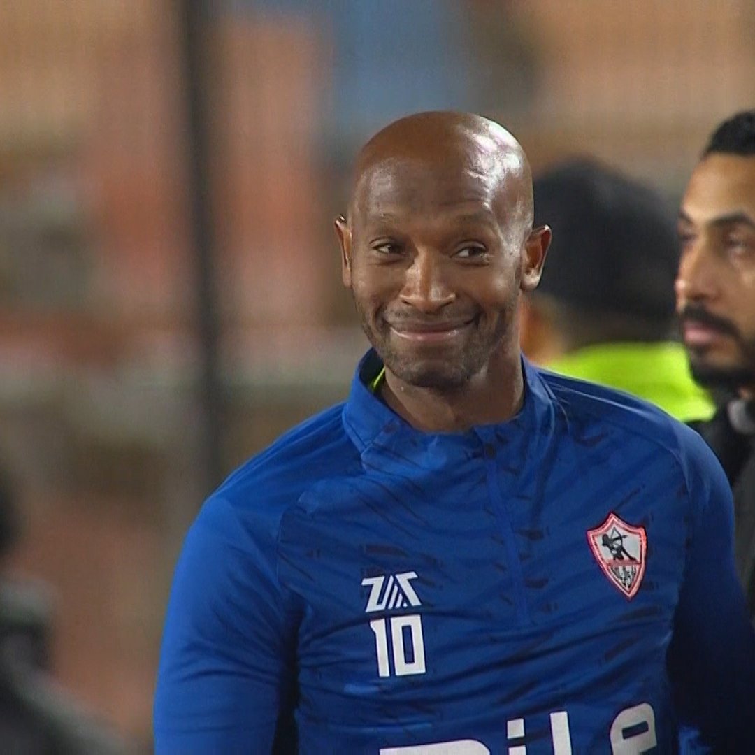 شيكابالا يتفاعل مع هتافات جمهور الزمالك قبل دقائق من إلغاء اللقاء. 
#في_القمة