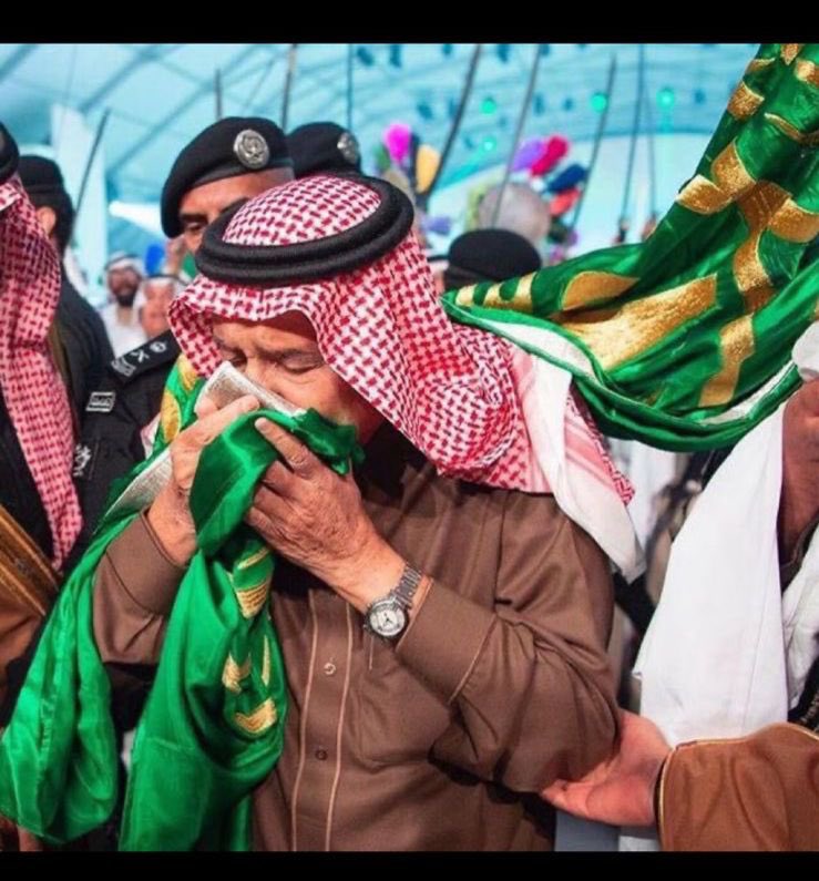 #يوم_العلم_السعودي إجلال، تعظيم، مهابة، سلام، وعدل. راية التوحيد شامخة خفاقة؛ ممتدة بالخير والنماء والقوة.