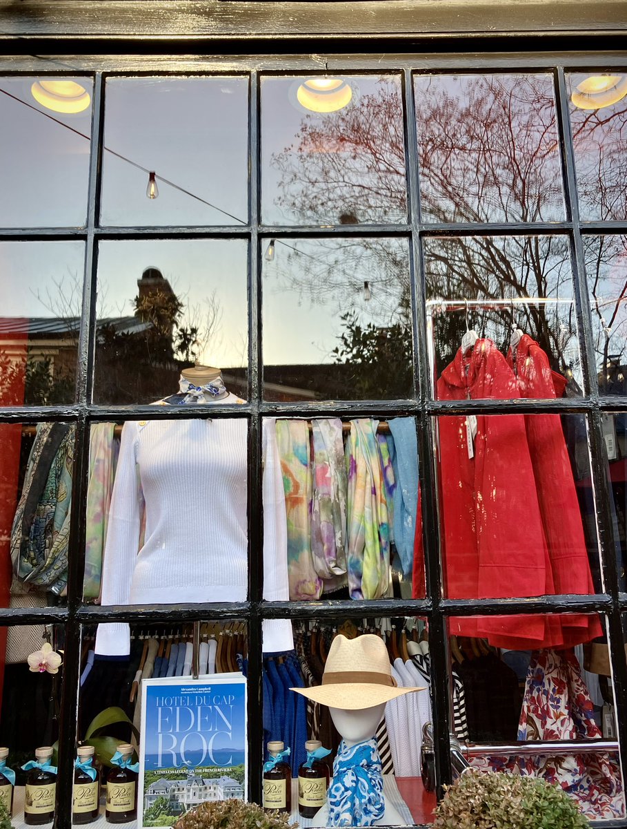 HobanGirl's tweet photo. Still trekking with some 3 miles to go before I’m home again. Glorious sunny day in Alexandria. Started pre-dawn heading for the 8am. #OldTown #Alexandria #CameronSt George catching a few early rays. Interior design and Donna Lewis—reflections seem to be a theme, so contemplative https://t.co/n6hNL63XRA