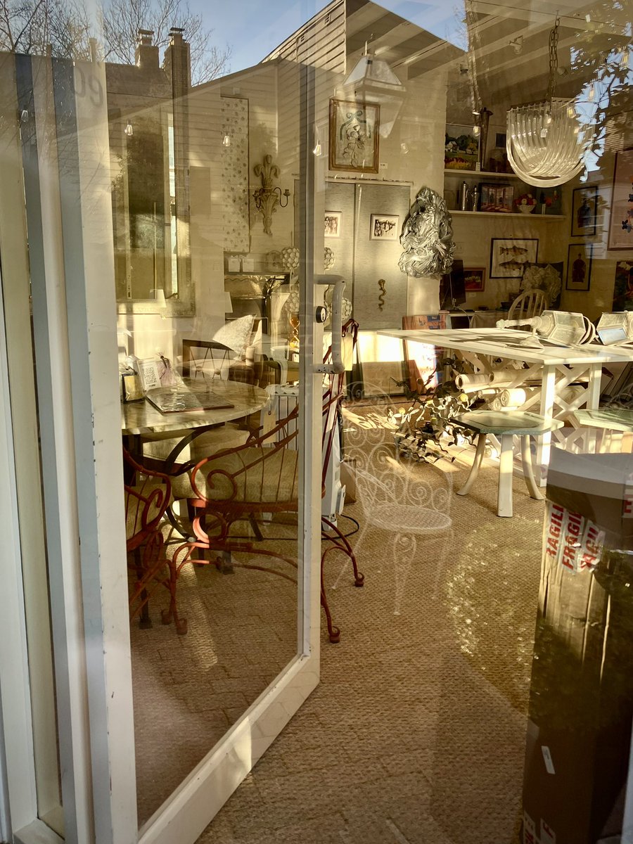 HobanGirl's tweet photo. Still trekking with some 3 miles to go before I’m home again. Glorious sunny day in Alexandria. Started pre-dawn heading for the 8am. #OldTown #Alexandria #CameronSt George catching a few early rays. Interior design and Donna Lewis—reflections seem to be a theme, so contemplative https://t.co/n6hNL63XRA