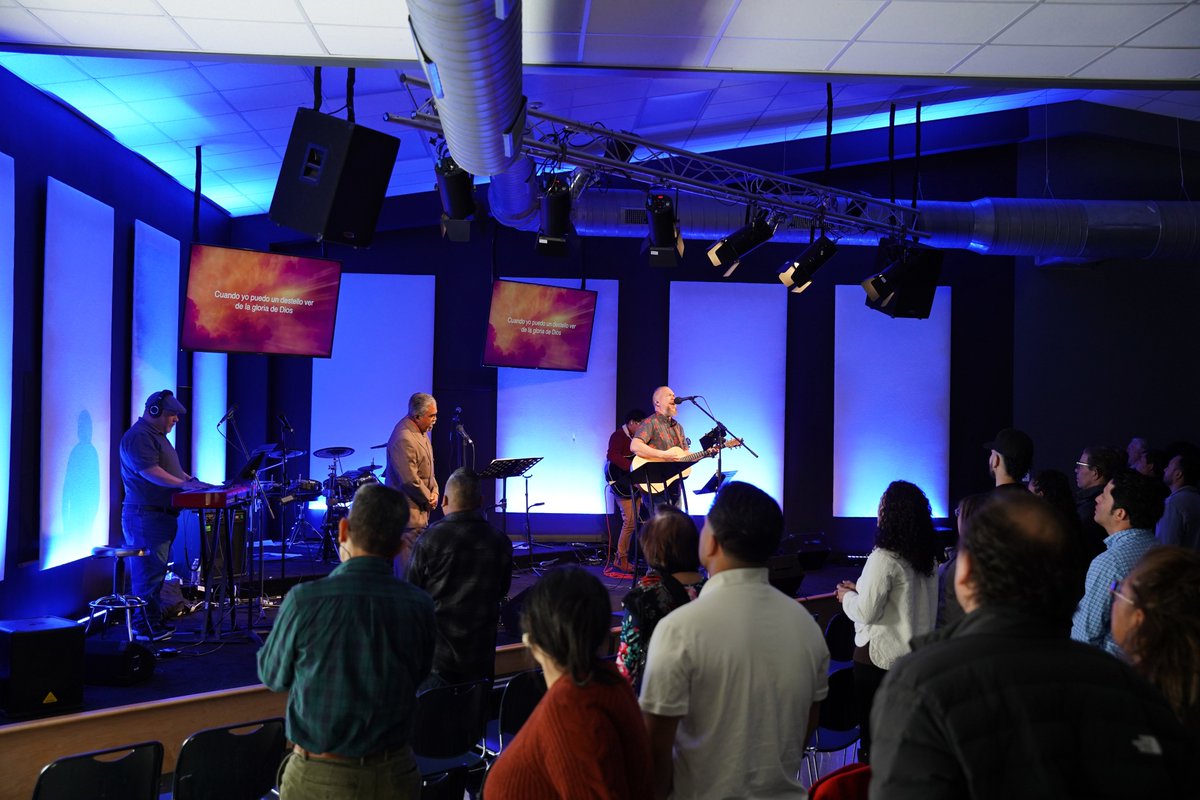 Romanos 12:1-2 nos llama a una transformación profunda, a vivir como ofrenda viva para Dios y a renovar nuestra mente según Su voluntad. ¿Cómo está moldeando Dios tu vida hoy? #ConocerCrecerServirIr