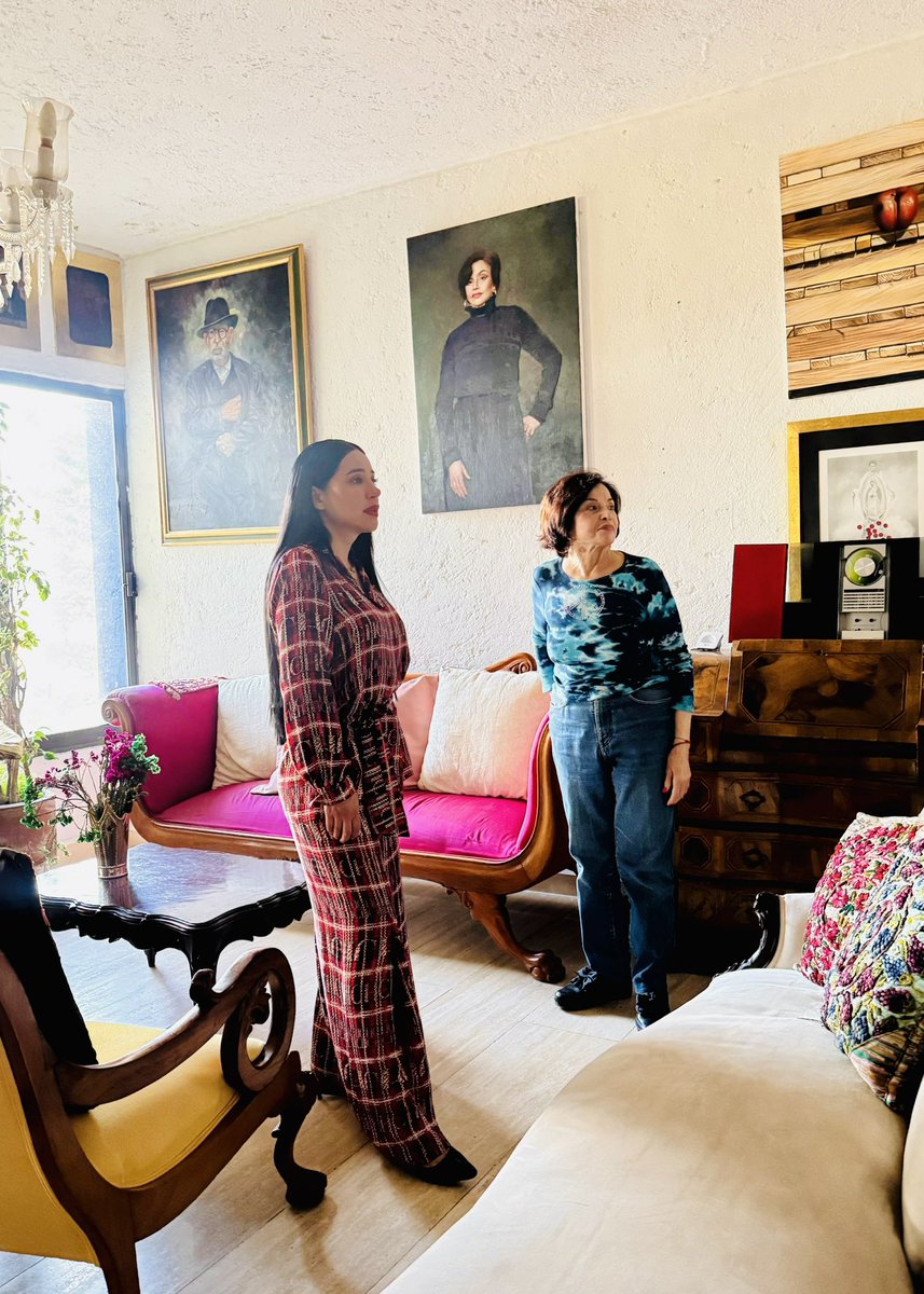 Sandra Cuevas (@sandracuevas_) on Twitter photo Tuve el honor de visitar a la gran pintora Martha Chapa, una artista querida y admirada cuyo talento y pasión han dejado huella en el arte mexicano. ¡Su inconfundible sello: Las manzanas! ¡Gracias Maestra por compartirme su historia y su calidez! #SandraCuevasMR2T Tuve el honor de visitar a la gran pintora Martha Chapa, una artista querida y admirada cuyo talento y pasión han dejado huella en el arte mexicano. ¡Su inconfundible sello: Las manzanas! ¡Gracias Maestra por compartirme su historia y su calidez! #SandraCuevasMR2T