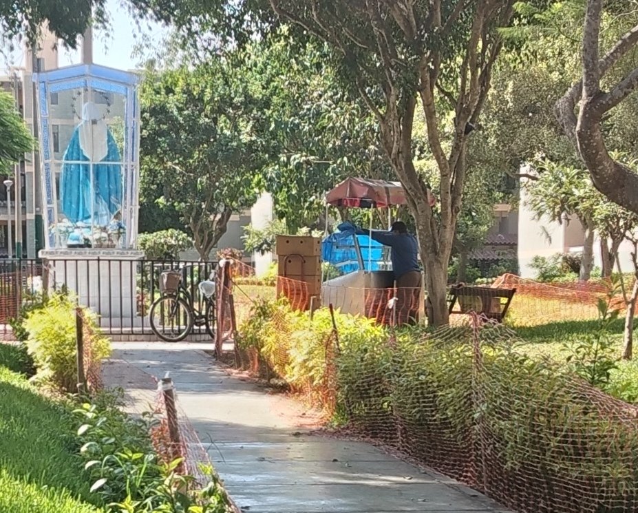 Birrilly's tweet image. (((ABSURDO))) #Lima #Peru #SantiagoDeSurco Una persona dice que es propietaria de una banca en espacio público en Residencial #LasCruzetas, indica que la @munisurco1 le ha dado la propiedad de la misma y que cuando llega a vender quien esté sentado se debe ir @suriel @rmapalacios