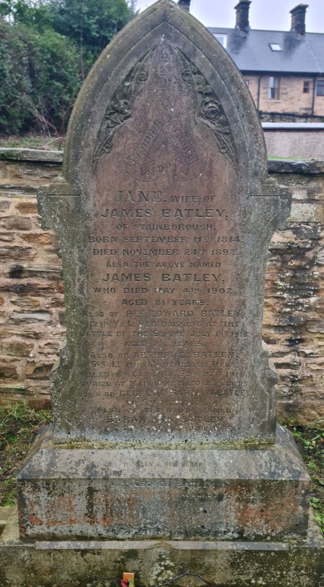 InscriptionsWw1's tweet image. #RememberedHere
The Batley Brothers

&amp;gt; Edward Batley
Missing at The Battle of The Somme 1 July 1916
Age 23

&amp;gt; Arthur George Batley
Killed near Cambrai 27 September 1918
Age 28

#HolyTrinityChurch #Ossett #Wakefield

#WW1 #LestWeForget

Online records via facebook.com/share/p/1BTaeu…