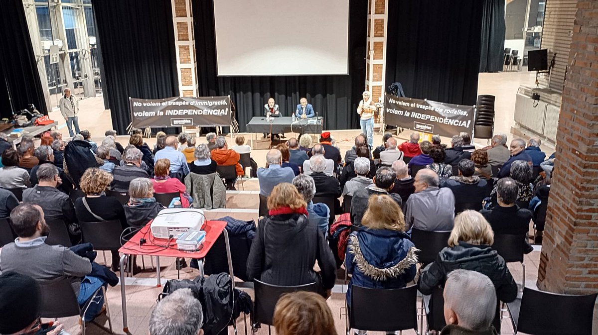 assembleasmxi's tweet photo. "La #independència sense conflicte, no la tindrem".

"Cal tornar a posar la independencia a l'imaginari de la gent".

"L'@Assemblea ha de fer més pedagogia".

@Josepcosta a la xerrada "De la resistència a la independència" a #Sants. https://t.co/Zk6yv7pHK1