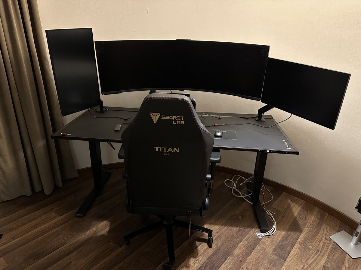 mmmaros's tweet photo. I was looking for the ultimate trading setup for my home office. With my SecretLab TITAN chair and the  MAGNUS Pro electric desk - along with all the great arms and cable management accessories - finally I have everything I needed 😀👍 https://t.co/Fzq9NQV1lB