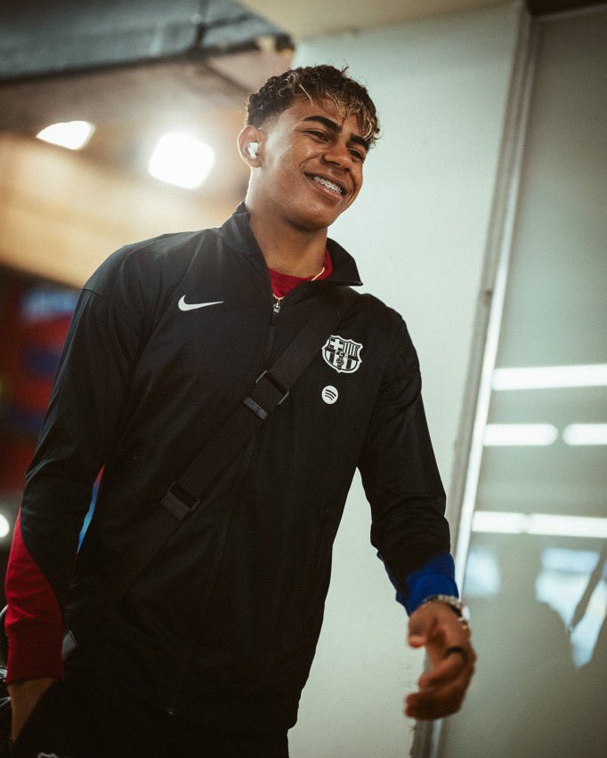 jimmajockpuol's tweet photo. That grin when the principal lets you skip the final class because you’ve got a Champions League match with FC Barcelona!
Credit: FC Bercalona https://t.co/UsZjJdHdYE