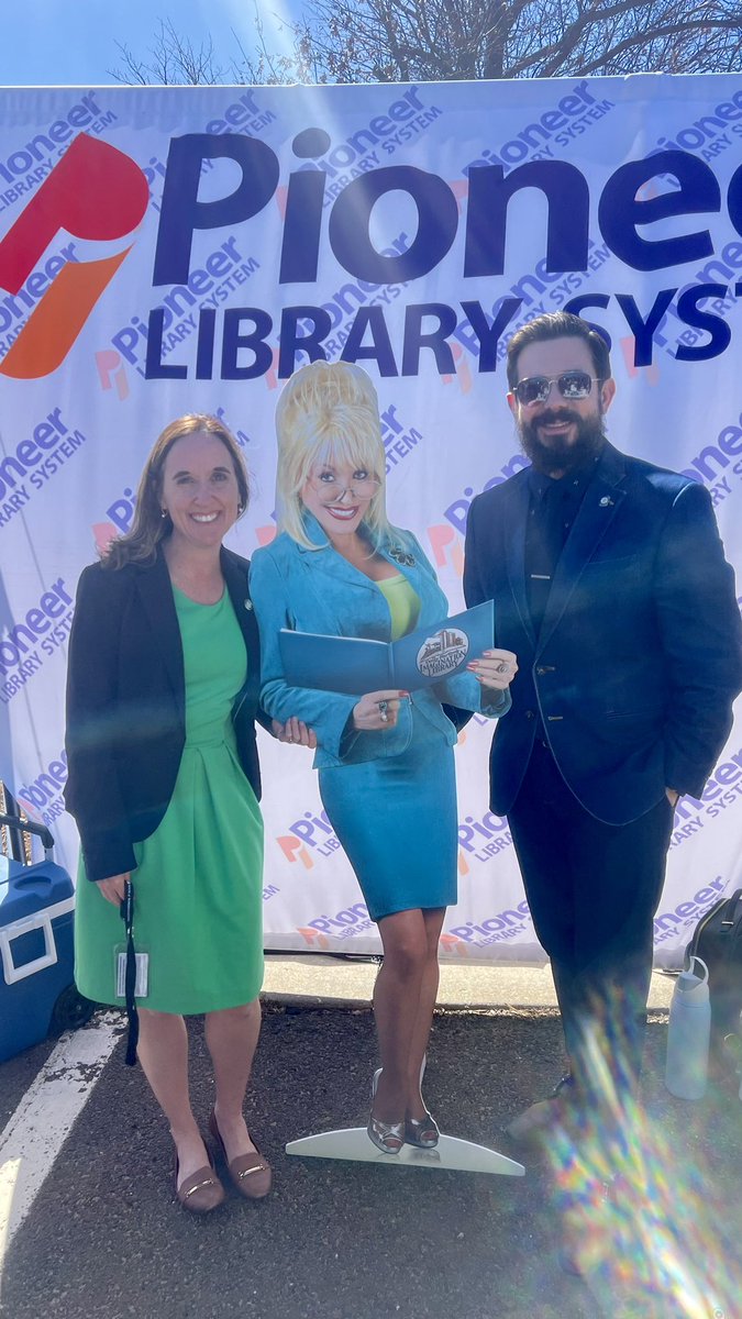 deckfornorman's tweet photo. Hanging w @DollyParton & @epogeokc & @PioneerLibSys at @OklaChildAdv Chili Cook Off! #dollypartonchallenge #librariesofinstagram https://t.co/3QBbfyav6b