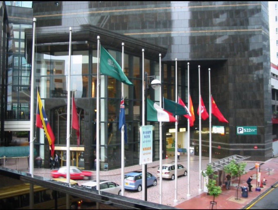 يكفينا فخراً انه يحمل الشهادتين 
وانه لا ينكس عندما تنكس الاعلام

هذا #العلم_السعودي 
#يوم_العلم_السعودي #يوم_العلم 
 #السعوديه_قبله_العالم