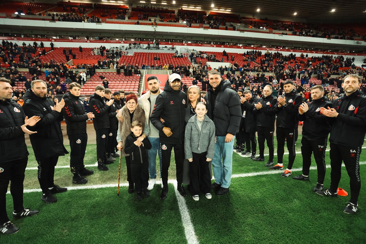 Before kick-off tonight, players and staff formed a guard of honour for our Academy coach and former SAFC Women Head Coach, Carlton Fairweather, following his recent pancreatic cancer diagnosis.

Carlton, we are all with you ❤️