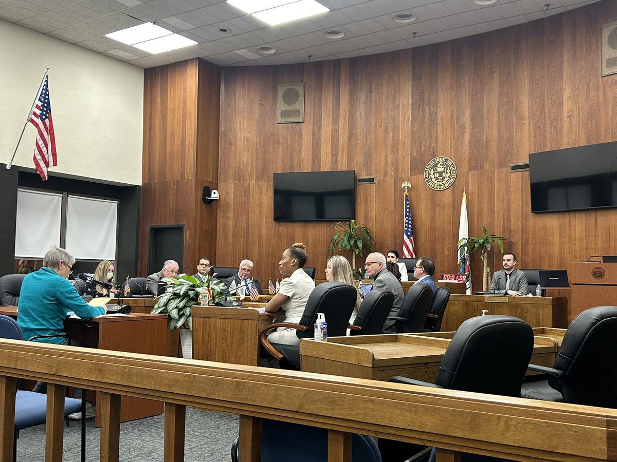 Everett City Council unanimously passes a NO CONFIDENCE resolution aimed at Mayor Carlo DeMaria and the City’s CFO.  The vote follows a scathing report from the State Inspector General that found the mayor took 180K in unwarranted bonuses. #WCVB