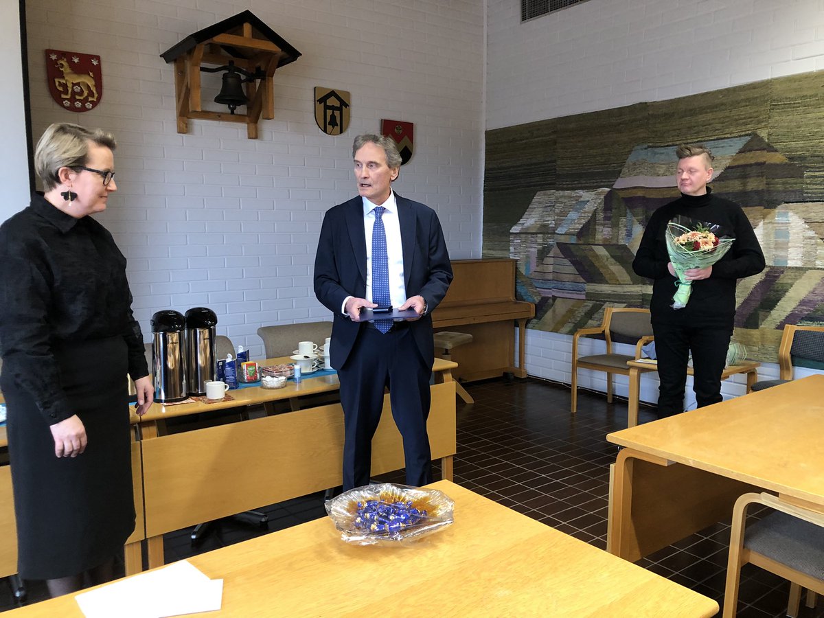 JamsenAntti's tweet photo. Lämmin kiitos Humppilan kunnalle, luottamushenkilöille ja henkilöstölle hienosta läksiäisjuhlasta, Kuntaliiton kultaisesta ansiomerkistä, kukista ja lahjoista. Kunnissa työskentelin yhteensä 32 vuotta, joista lähes 23 vuotta kunnanjohtajana. #humppila #kunta #henkilöstö https://t.co/1ztmwFvKjE