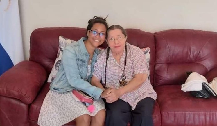 Y si algo duele es que físicamente te hayas ido.

Gladys aquí y allá!

Nuestra Adelita, nuestra compañera y nuestra amiga. Cuanto amor y admiración.