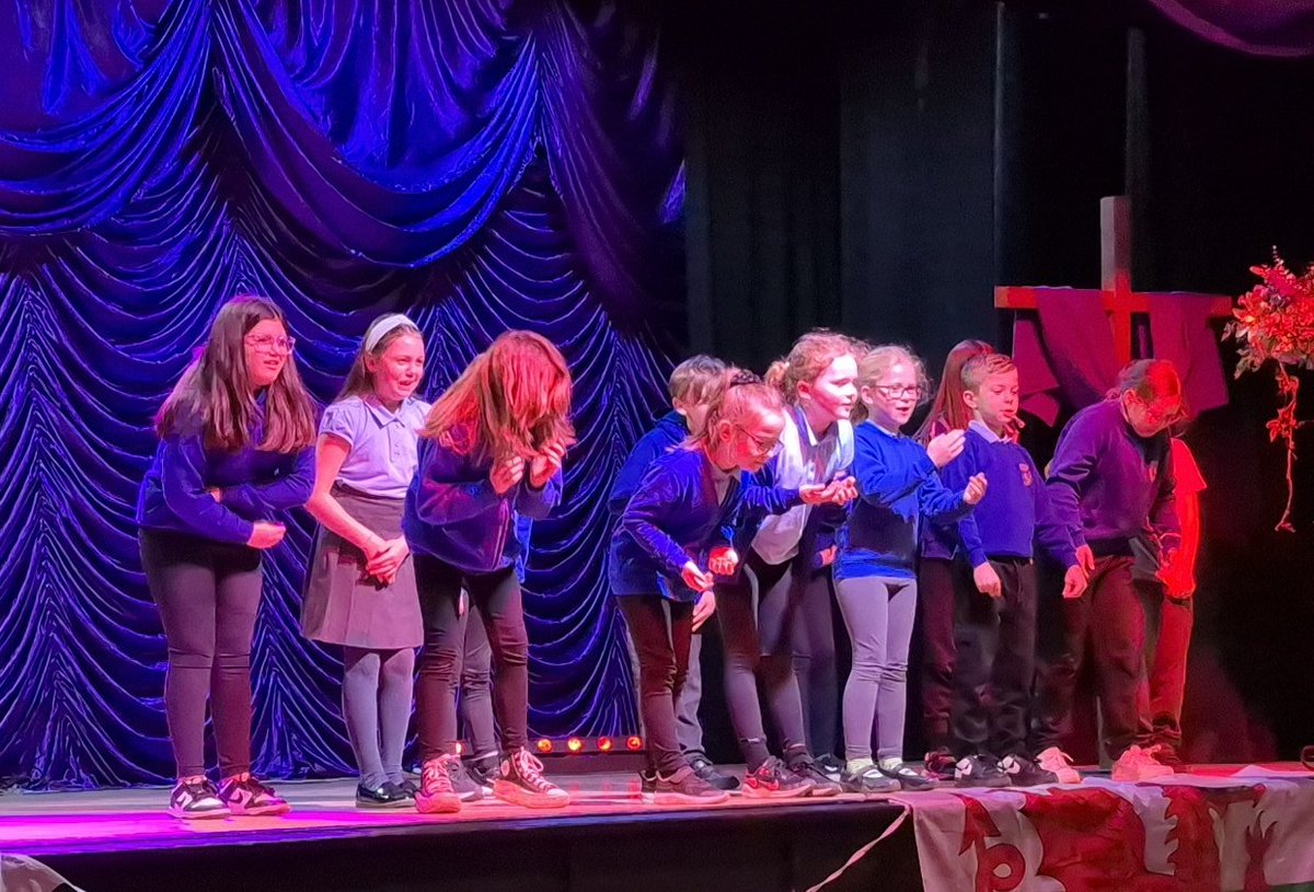 marys_rc's tweet photo. Cluster Eisteddfod Results: Aur 🥇 goes to our incredible Criw Cymraeg for their poetry recitation of 'Parti' by Aled Richards! Ardderchog pawb! #bcaeisteddfod #bcacymraeg @CSC_Cymraeg @BHHSCYMRAEG @SiarterIaithCSC https://t.co/yM7A75Q2C7