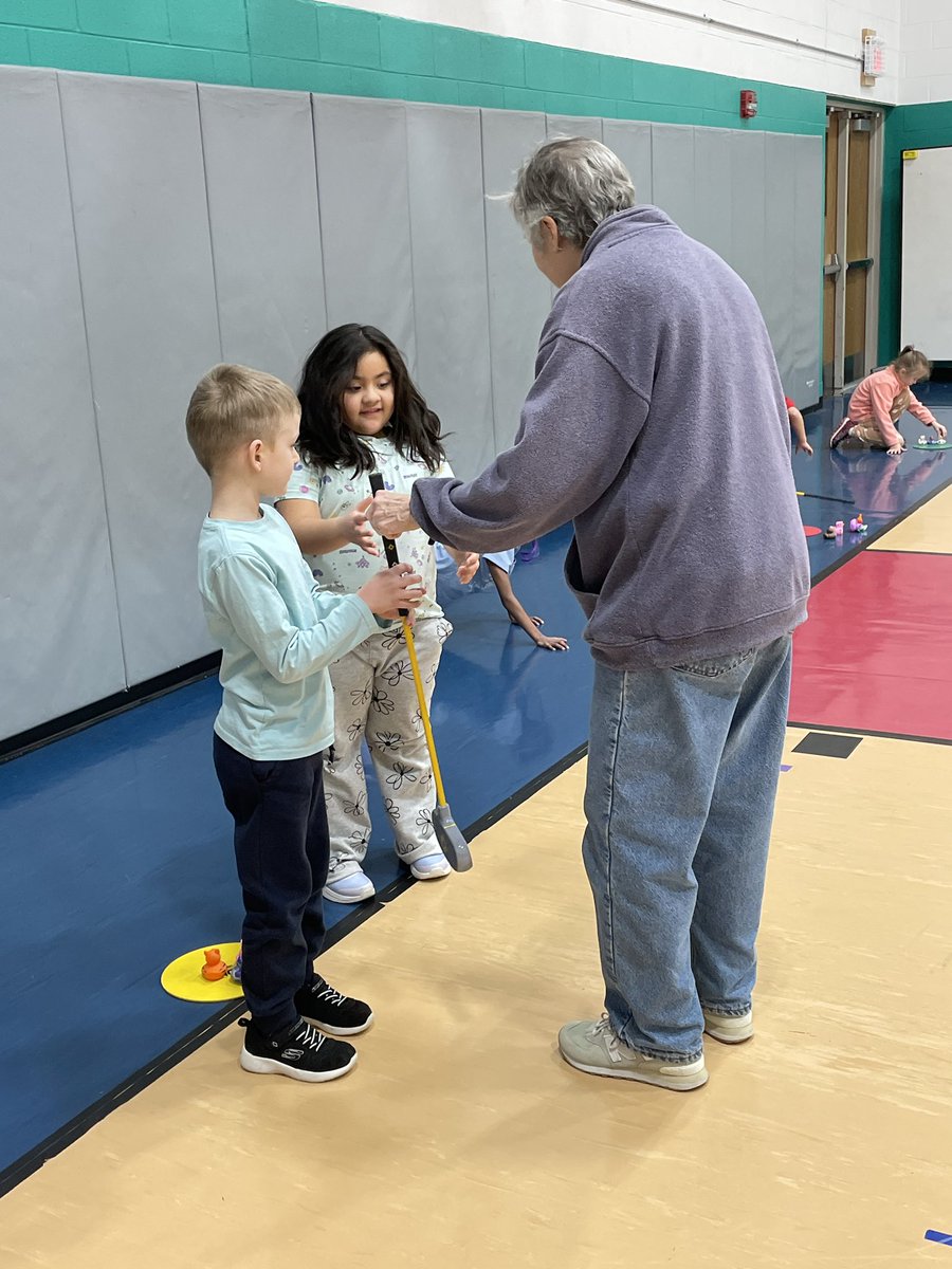 BoPhillips10's tweet photo. Today’s Project C.L.A.W.S. guest was Ms. Luanne who is @D59SaltCreek ‘s crossing guard. She helps keep students and community members safe everyday. TY for coming in and sharing with us how you help our community. Students enjoyed playing with you. #ProjectCLAWS #Physed #D59PE https://t.co/mphnoPEtVF
