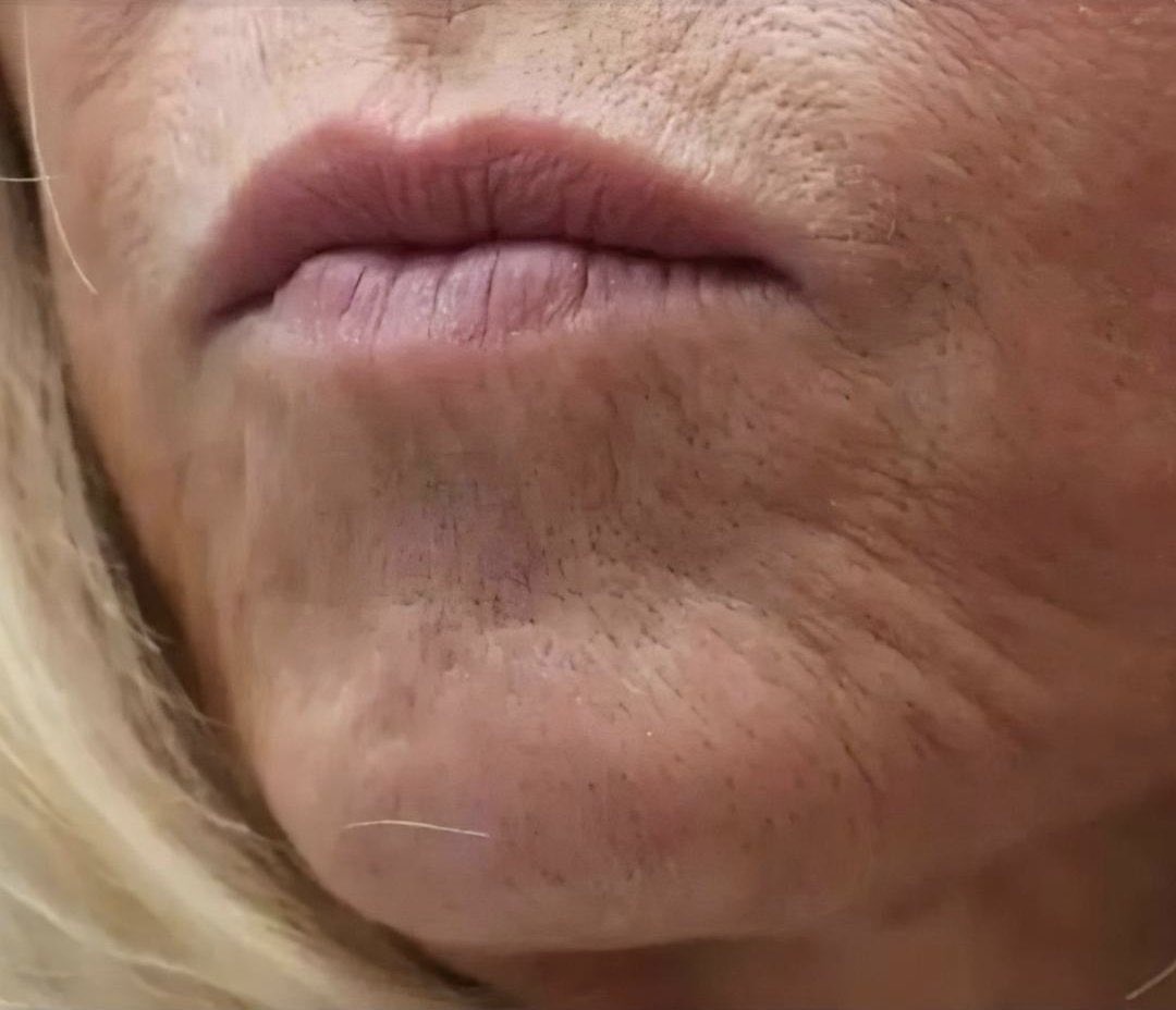 _samedi_'s tweet photo. 88 % des Français pensent que Brigitte Macron est un homme. https://t.co/f6GfXPWGt5