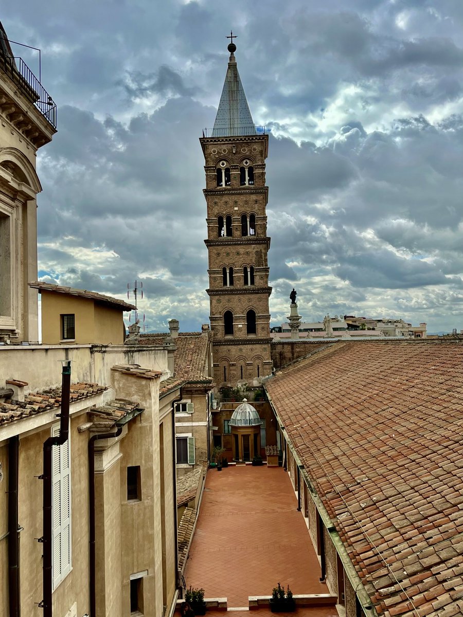 caputmundiHeidi's tweet image. Vista del campanile trecentesco di Santa Maria Maggiore, dal tetto della chiesa.

#Roma 🤍