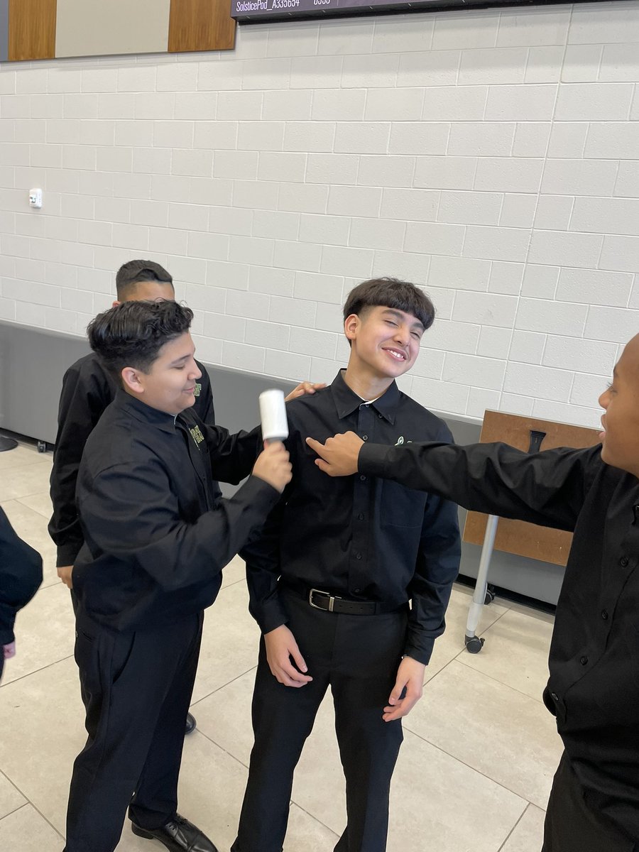 ARMS_GatorBand's tweet photo. They took “have each other’s back” seriously. #UnderstoodTheAssignment
#GatorBandFamily
@HumbleISD_ARMS @HumbleISD @HumbleISD_Arts https://t.co/sU4OkTl6g1
