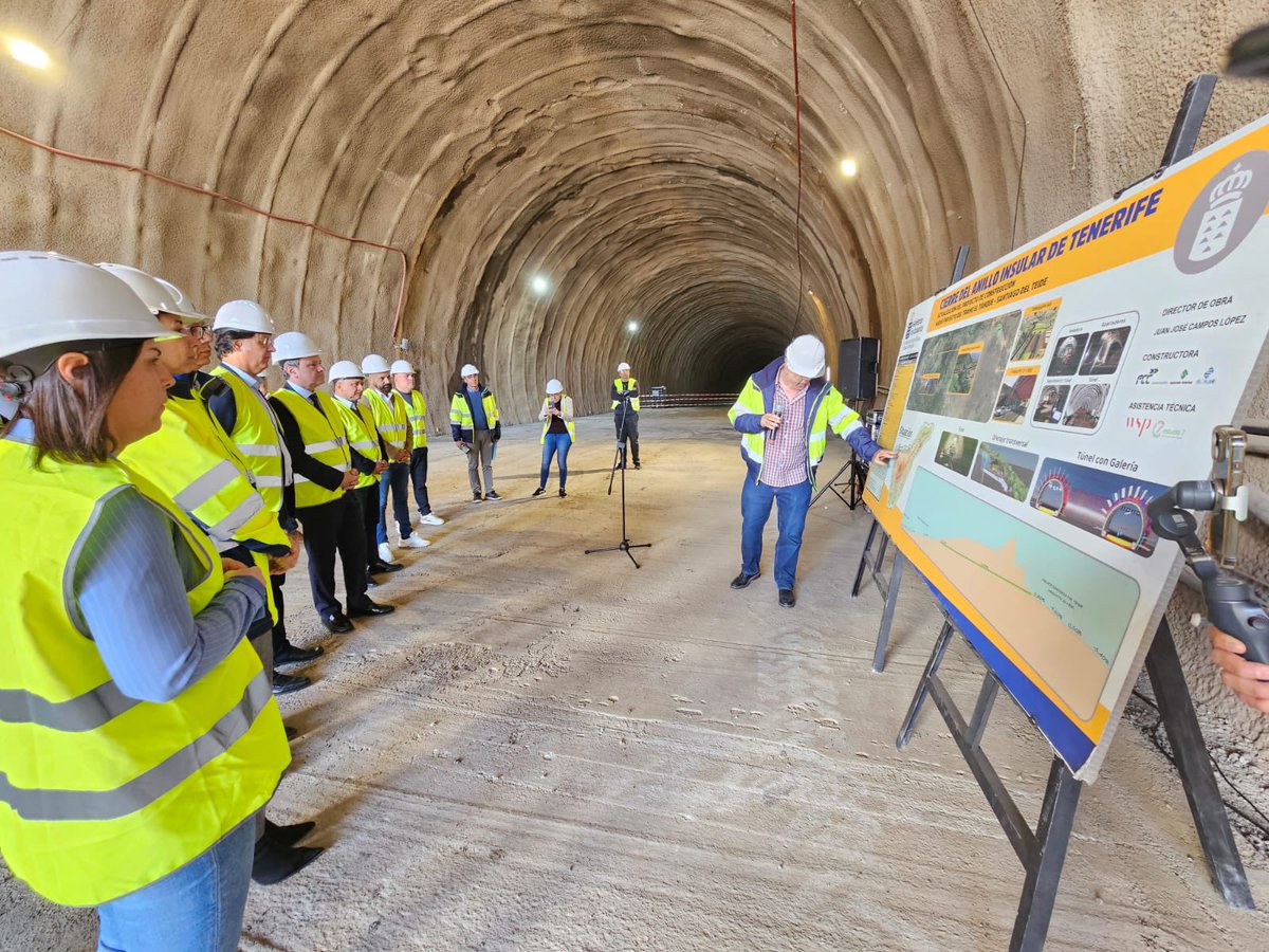 🚧 El secretario de Estado <a href="/jasantano/">Jose Antonio Santano</a> ha recorrido parte del túnel de 5 km en las obras del cierre del anillo insular El Tanque-Santiago del Teide, en Tenerife. 

🚗 La mayor obra del convenio de carreteras con Canarias, con más de 260M€ de inversión.