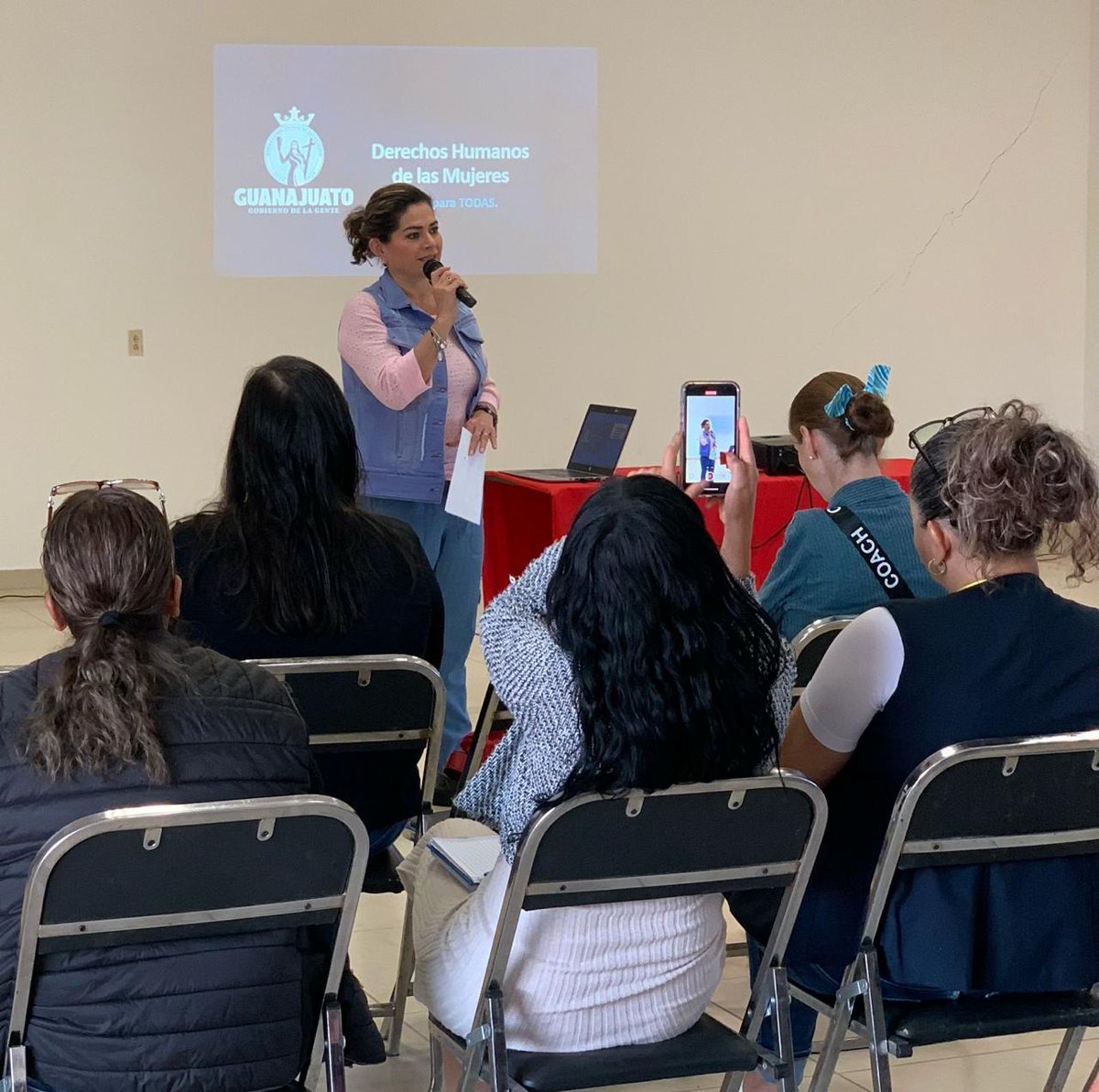 mujeresgente's tweet photo. Trabajamos para prevenir la violencia contra las niñas, adolescentes y mujeres.👩🏻🧡
Continuamos con la visibilización de los tipos de violencia en diferentes instancias educativas, empresas y oficinas gubernamentales.
¡Acércate al #IMUG podemos apoyarte!
#8M💜 https://t.co/9V0tGqeSGQ