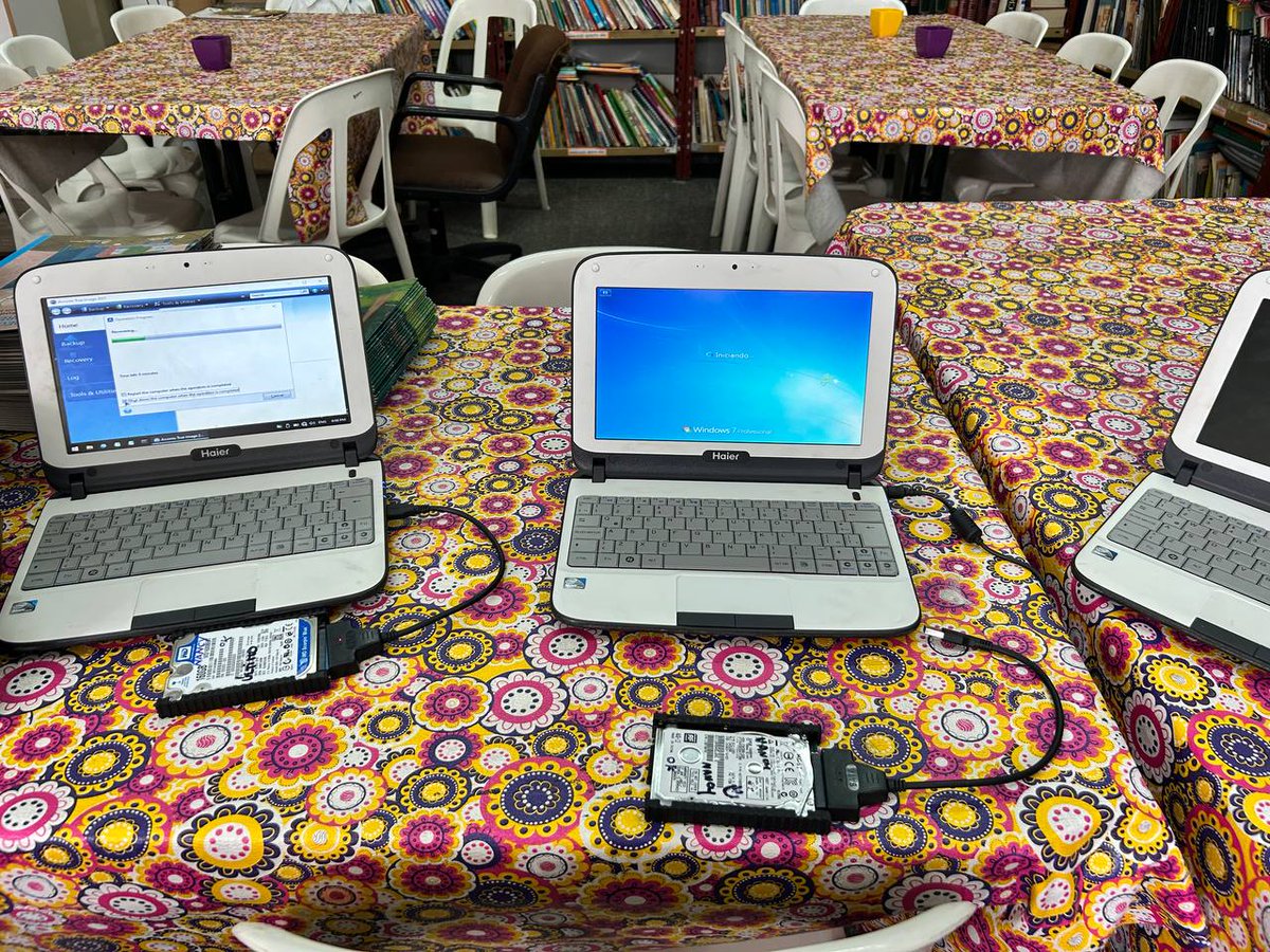 En la primaria 22 #Lanus, instalamos imagenes livianas que desarrollamos en el equipo regional, para dar una 2° vida a las netbooks de PAD.
<a href="/AlbertoSileoni/">Alberto Sileoni</a> <a href="/pablourquizaok/">Pablo Urquiza</a> <a href="/salbarracin/">Santiago Albarracín</a> <a href="/Barbr_torti/">Bárbara Torti</a> <a href="/HernanCalabrese/">Hernán Calabrese</a> <a href="/DTE_BA/">Tecnología Educativa BA</a> <a href="/BAeducacion/">Educación PBA</a>