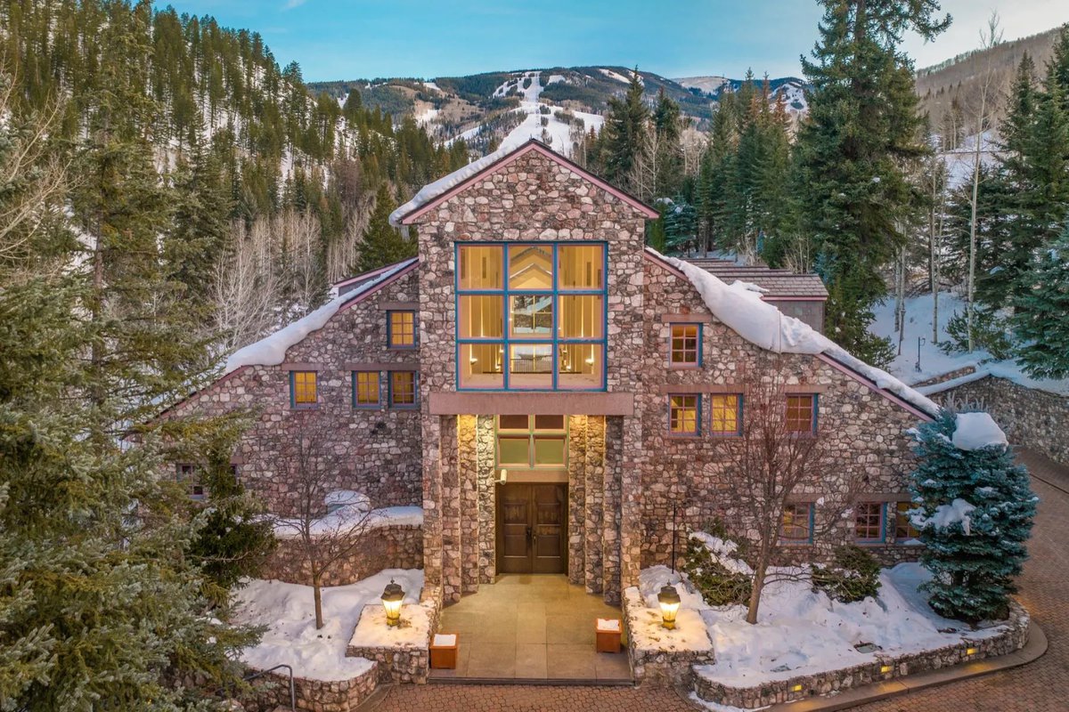 RuleProperties's tweet image. traveltuesday ✨

9 🛌 | 9 full 🛁 | 20,210 Sq Ft. | $25,000,000

181 S Fairway Drive, 
Beaver Creek, Colorado, 81620 United States

Listed by: LIV Sothebys International Realty

ow.ly/7tUf50VfAx6 the full property tour!

#RuleProperties