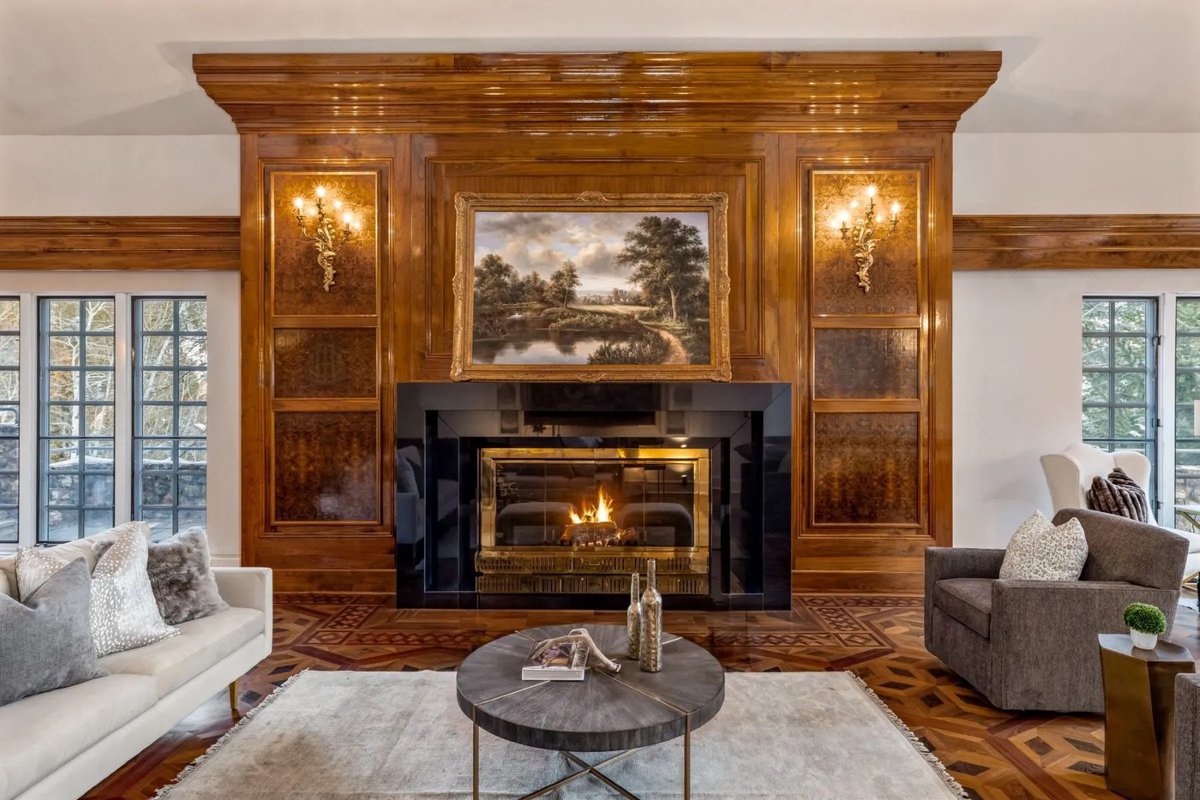 RuleProperties's tweet image. traveltuesday ✨

9 🛌 | 9 full 🛁 | 20,210 Sq Ft. | $25,000,000

181 S Fairway Drive, 
Beaver Creek, Colorado, 81620 United States

Listed by: LIV Sothebys International Realty

ow.ly/7tUf50VfAx6 the full property tour!

#RuleProperties
