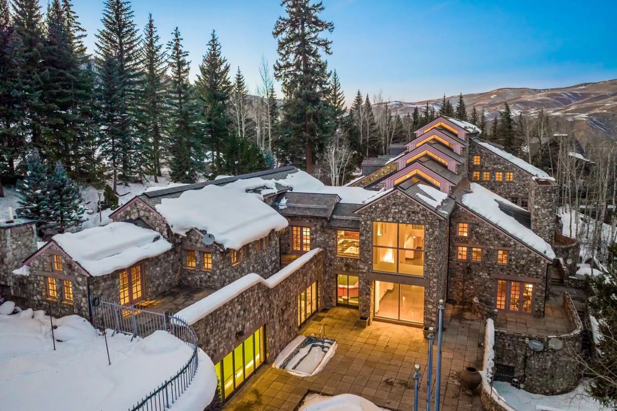 RuleProperties's tweet image. traveltuesday ✨

9 🛌 | 9 full 🛁 | 20,210 Sq Ft. | $25,000,000

181 S Fairway Drive, 
Beaver Creek, Colorado, 81620 United States

Listed by: LIV Sothebys International Realty

ow.ly/7tUf50VfAx6 the full property tour!

#RuleProperties