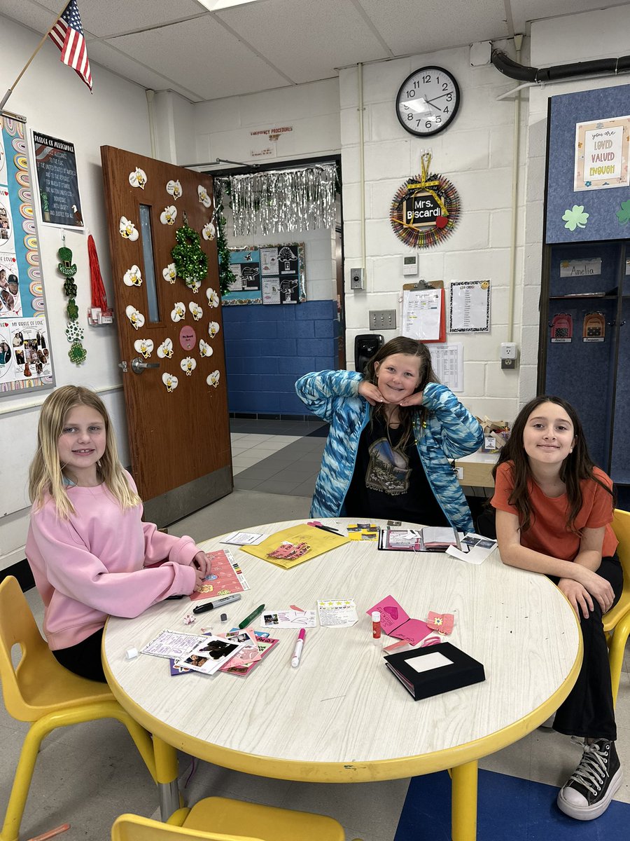 Jessica Biscardi (@msjschairer) on Twitter photo Having fun creating our scrapbook albums in enrichment club! βοΈππ€©πΈ <a href="/WestSchoolLBNY/">West School</a> Having fun creating our scrapbook albums in enrichment club! βοΈππ€©πΈ <a href="/WestSchoolLBNY/">West School</a>