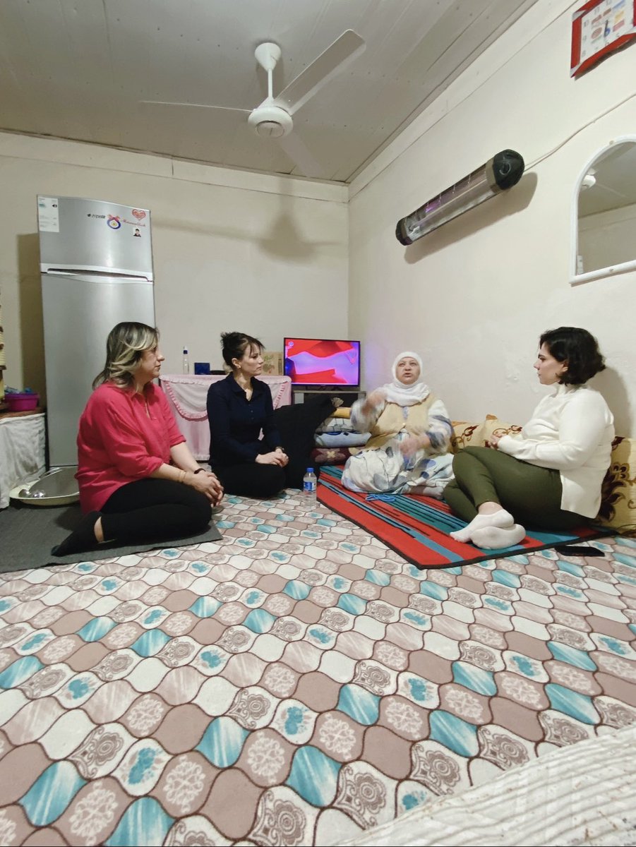 TelliogluRana's tweet photo. 🌙 Hemşehrilerimiz ile hemhal olmaya, aynı sofrada oturmaya devam ediyoruz. 🌺

Kadın kol. baş. @PartiSilopi ,
Sos. pol.  başkanım @SaygidarSongul ile birlikte Piroz teyzemizin gönül sofrasında buluştuk.

Sıcacık sohbetleri için teşekkür ederiz
@Akparti 
@abuyukgumus https://t.co/ukpIZPWNLF