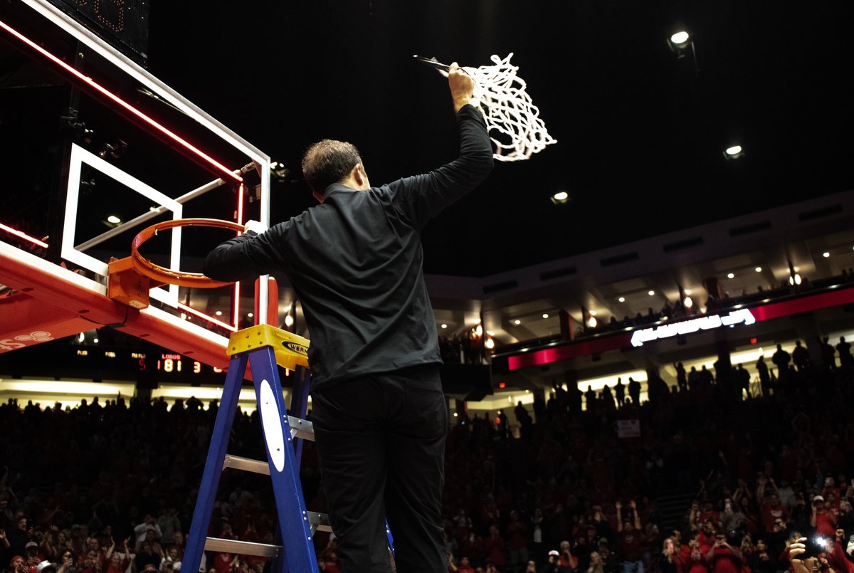 UNM's tweet photo. Congratulations to @LoboCoachPitino for being named the @MountainWest Men's Basketball Steve Fisher Coach of the Year and @DonovanDent for being named the Men's Basketball MW Player of the Year! 🗣️ #GoLobos https://t.co/diajrRmOMT