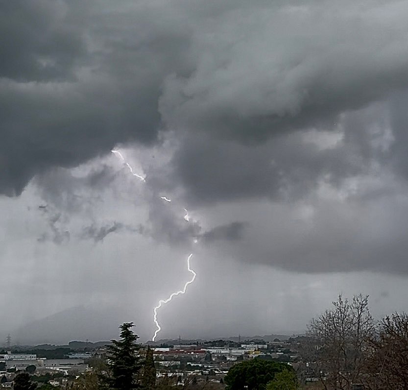 MeteoValldoreix's tweet photo. Tarda de llamps! @alexmegapc @meteocat @meteorac1 @eltempsTV3 @MeteoBarrufet @TAIKOmeteo @alfons_pc https://t.co/1q3BZKoCQT