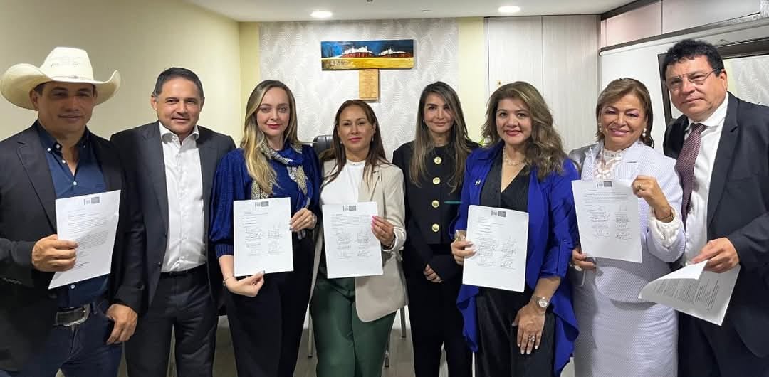 sindesenacol's tweet photo. Estos senadores le dan la espalda a los aprendices del SENA. Se oponen a la #ReformaLaboral que busca garantizar empleo digno y justo.
¿A quién representan? @LorenaRiosC @berenicebedoya1 @MiguelPintoH1 @honoenriquez @EsperanzaSenado @AnaPaolaAgudelo @nadiablel @JAlirioBarreraR https://t.co/FZ0RPtv2JA
