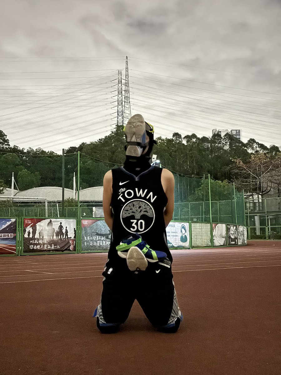 训练日，还是不敢在门卫把鞋绑头上，大家说应该怎么惩罚好🥺