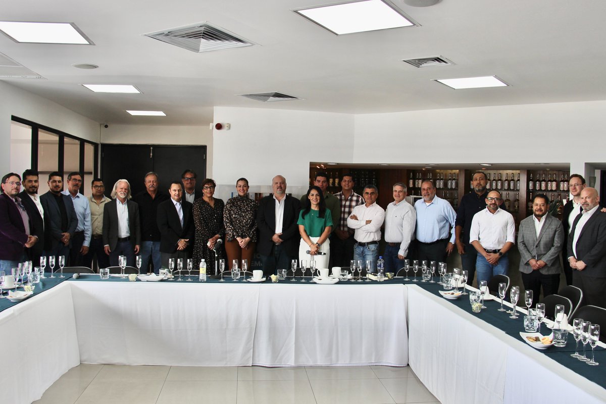 camaratequilera's tweet photo. Dentro de las estrategias para fortalecer a la Industria Tequilera, vemos importante mantener acercamiento con actores clave que sumen a la categoría, por ello, hoy instalamos el Comité de Relaciones Institucionales bajo la coordinación del Lic. Francisco González González. #CNIT https://t.co/uWrFqAxf4D