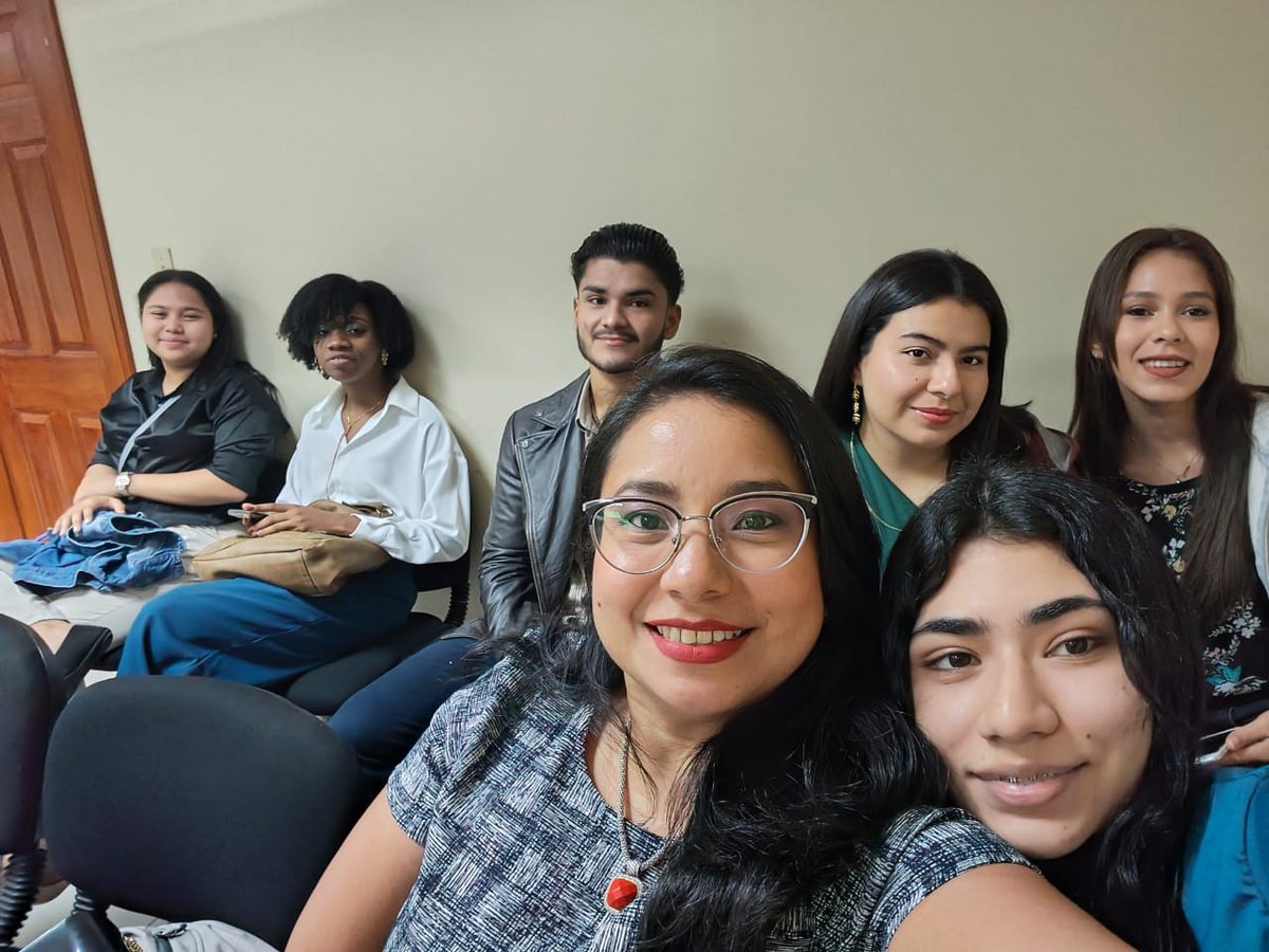 PJdeHonduras's tweet photo. La clase de Argumentación y Lógica Jurídica de la Universidad #Ceutec impartida por la abog. Xochilt Castro visitó hoy 11 de marzo del presente año el Palacio de Justicia para presenciar un juicio Oral y Público en la Sala 3 del #TribunaldeSentencia de #LaCeiba para poner en práctica la teoría que se está aprendiendo en las aulas. Cómo ser: Identificar los principio de contradicción,Tercer excluido, Identidad y Razonamiento Jurídico. El Juicio observado era por el Delito de Homicidio.