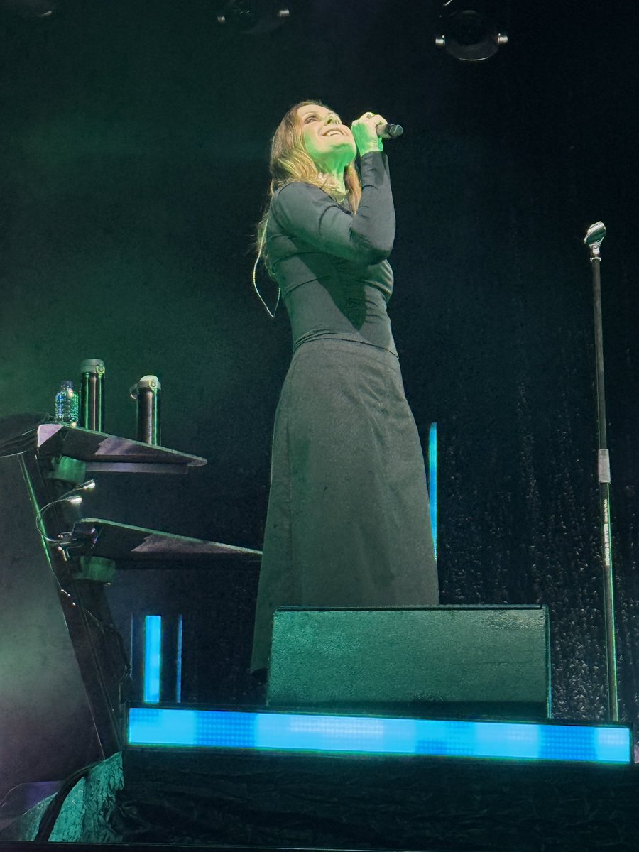 IainN1's tweet photo. What a phenomenal collection of songs and sounding awesome (my two favourite songs, This House and Changeling back to back). As far as I could tell you were in tune in Don’t Go but thanks for the extra bit! Fabulous night! @AlisonMoyet @LondonPalladium https://t.co/LdJC3us77J