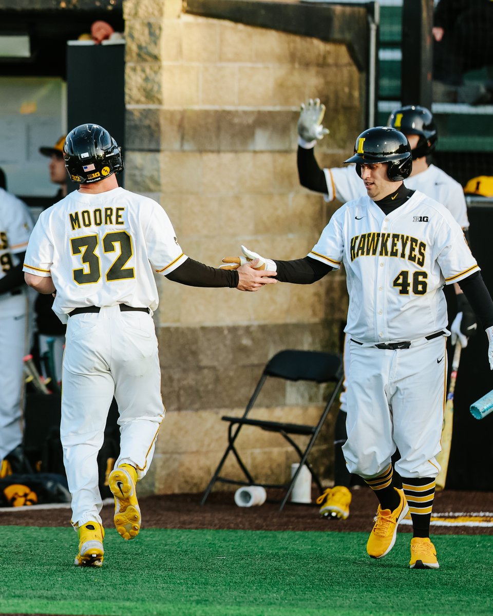 RBI singles for Moore and Rogers 🔥RBI doubles for Frost and Schulte 

B7 | Iowa 11, Augustana 1

#Hawkeyes