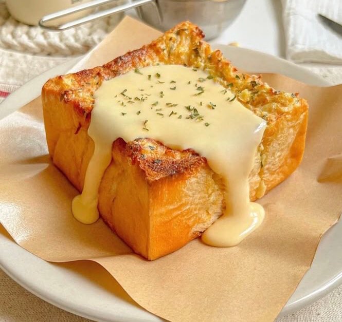 eatsimple_x's tweet photo. Resep Simple Garlic Toast With Cheese Sauce 🧄🍞🧀

Bahan-Bahan:

1. Bahan Roti

• 1 roti tawar utuh berbentuk kotak (milk loaf), Belah kotak-kotak bagian atas roti
• 2 sdm mentega, lelehkan
• 2 siung bawang putih, cincang halus
• 1 butir telur, kocok lepas
• Sejumput parsley kering

2. Bahan Saus Keju

• 100 ml susu cair
• 50 gr keju cheddar parut atau keju slice
• 25 gr keju mozzarella (opsional, untuk tekstur lebih creamy)
• 1 sdm mentega
• 1 sdm tepung terigu
• Sejumput garam dan lada hitam (opsional)

Pict: Pinterest
Thanks 𝕏 #eatsimple