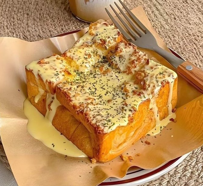 eatsimple_x's tweet photo. Resep Simple Garlic Toast With Cheese Sauce 🧄🍞🧀

Bahan-Bahan:

1. Bahan Roti

• 1 roti tawar utuh berbentuk kotak (milk loaf), Belah kotak-kotak bagian atas roti
• 2 sdm mentega, lelehkan
• 2 siung bawang putih, cincang halus
• 1 butir telur, kocok lepas
• Sejumput parsley kering

2. Bahan Saus Keju

• 100 ml susu cair
• 50 gr keju cheddar parut atau keju slice
• 25 gr keju mozzarella (opsional, untuk tekstur lebih creamy)
• 1 sdm mentega
• 1 sdm tepung terigu
• Sejumput garam dan lada hitam (opsional)

Pict: Pinterest
Thanks 𝕏 #eatsimple