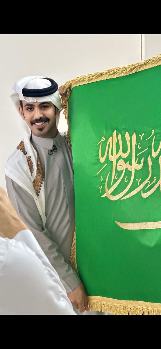 الرايه الخضراء الثمينه الغاليه ليست مجرد رايه بل هي رمز لـ اعتزازنا بديننا و قوتنا و وطننا ، دُمت فخر المسلمين 💚.

ما فوقه  إلا  الله  بديع  السموات 
كل شي تحت الله على الارض تحته .
#يوم_العلم_السعودي #سيف_المطيري