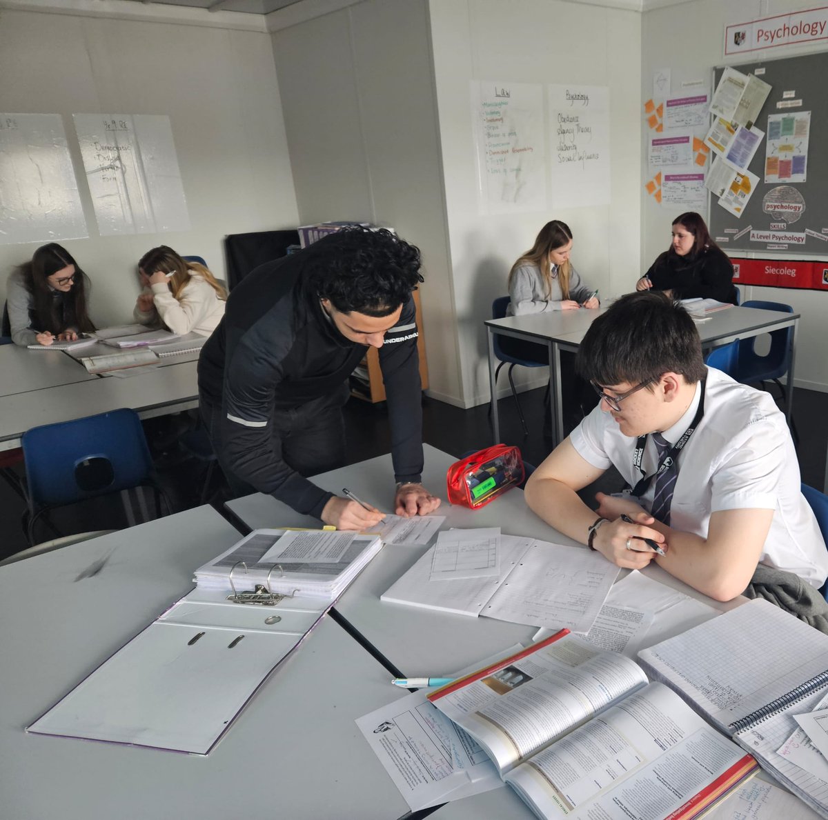 Cant_sixthform's tweet image. Today Year 12 Psychology students @Cant_sixthform @cantonianhs lef on a marketplace activity teaching other students about their chosen ethical guideline. 'One and a half minutes, go, move on, next' #FastPacedLearning 馃挭