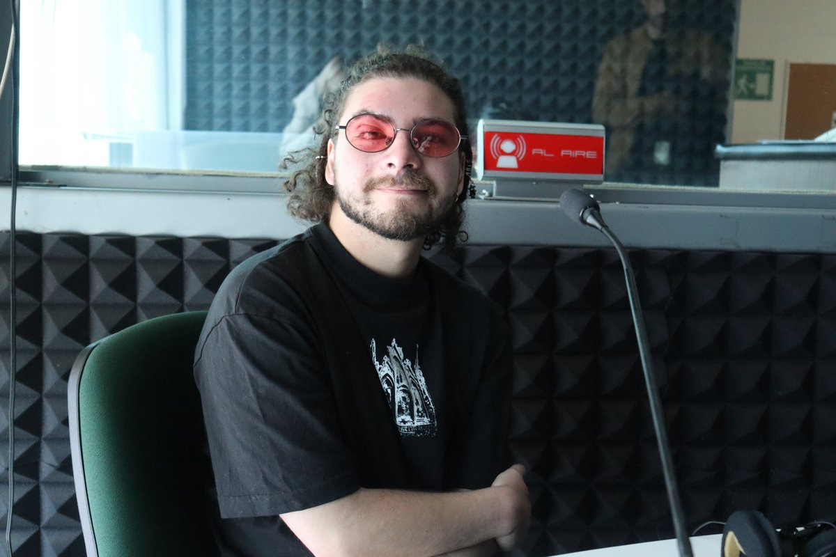 UniRadio997FM's tweet photo. Te compartimos fotos de cuando Alonso Castillo visitó la cabina para interpretar algunas de sus canciones y contarnos de sus nuevos proyectos en #QUADRAJET. 🎧🤘
#UniRadioVaConmigo
#SomosUAEMéx 💚💛 https://t.co/Mq0d2GZHCq