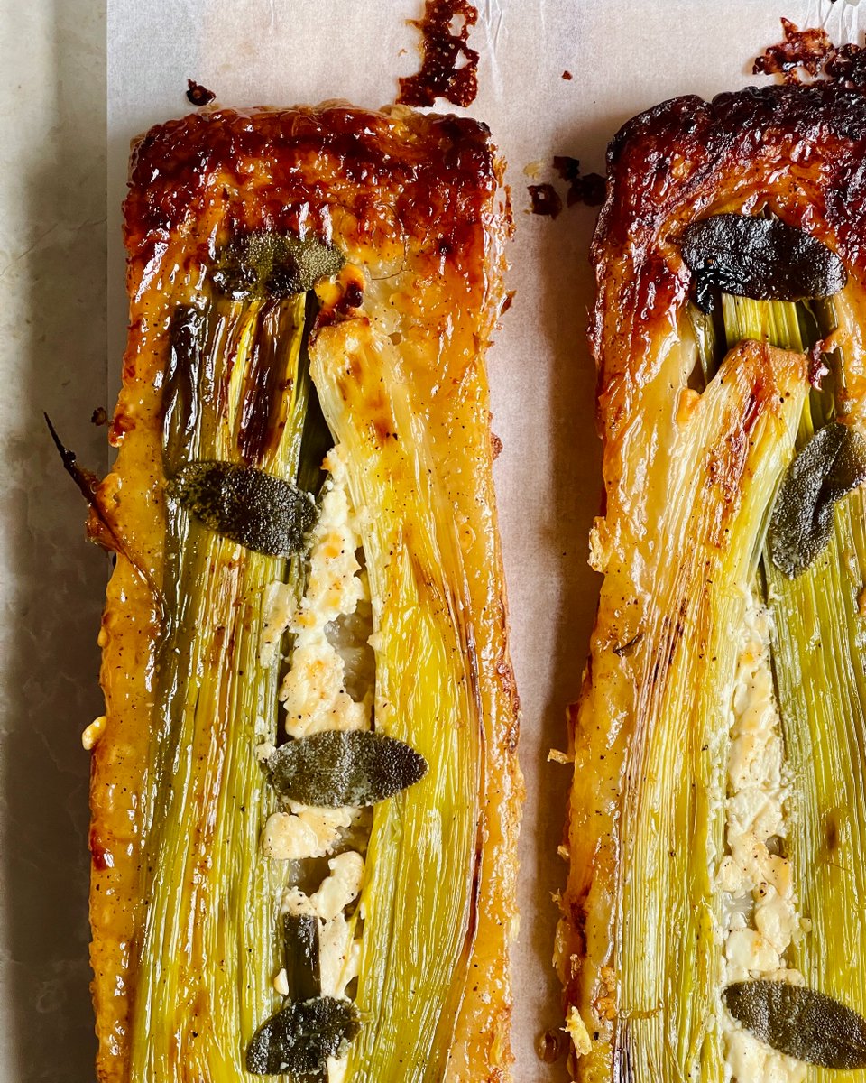 Now for something really special! An Upside Down Leek Tart, created for us by @cheftomhunt The leeks are caramelized in olive oil &amp; honey, then topped with cottage cheese... delicious.

instagram.com/p/DHErt0vvP6Z/…

#leeks #leekrecipe #springtart #seasonalveg #veggierecipe #britishveg
