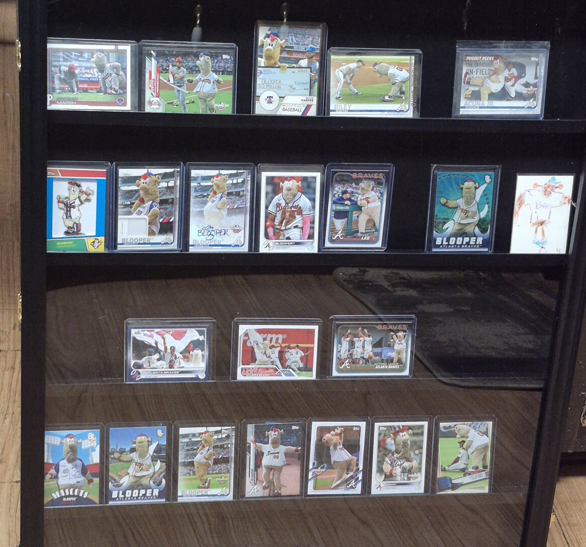 bmitchell85's tweet image. @BlooperBraves @Braves @Topps 

Finally got the Blooper collection together for a full family photo