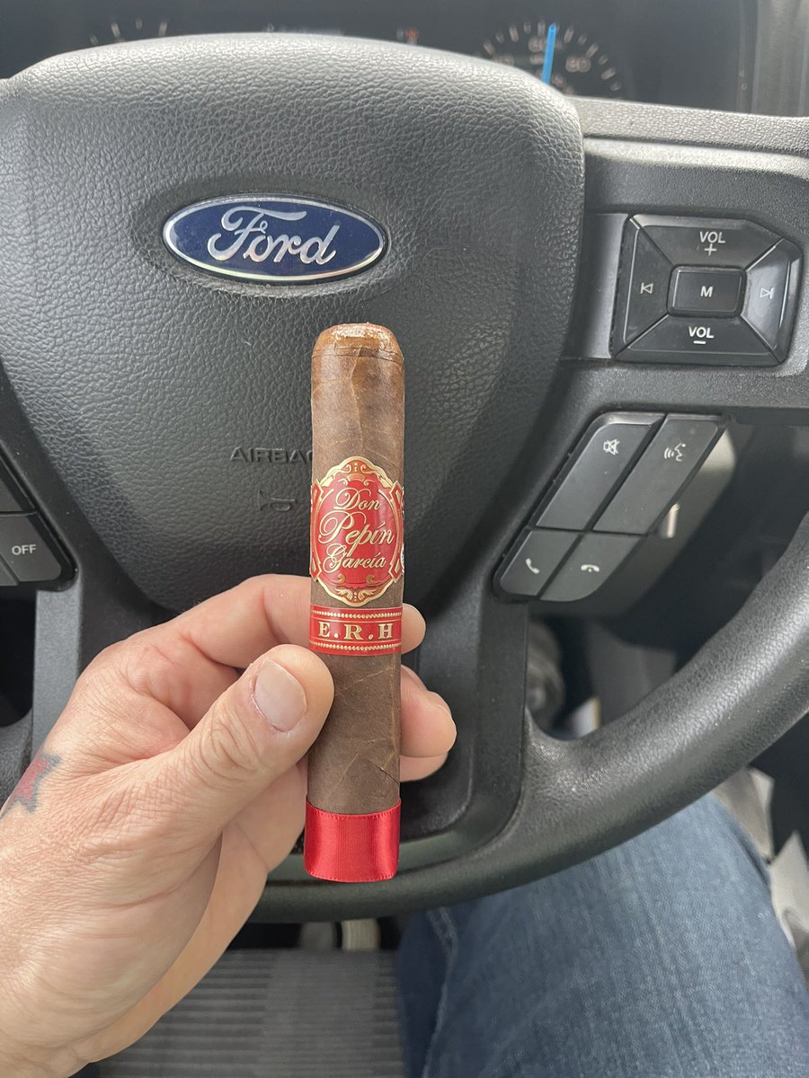 WilliamCigar1's tweet photo. Just a few smokes from the last couple days and a kind of hard to find bottle. Hope y’all are having a great week! #cigars #OGMisfitGang #NeverARepeat #CigarSniffers #H8erHashtags #NobodyAsked https://t.co/GK6pQfSa5l
