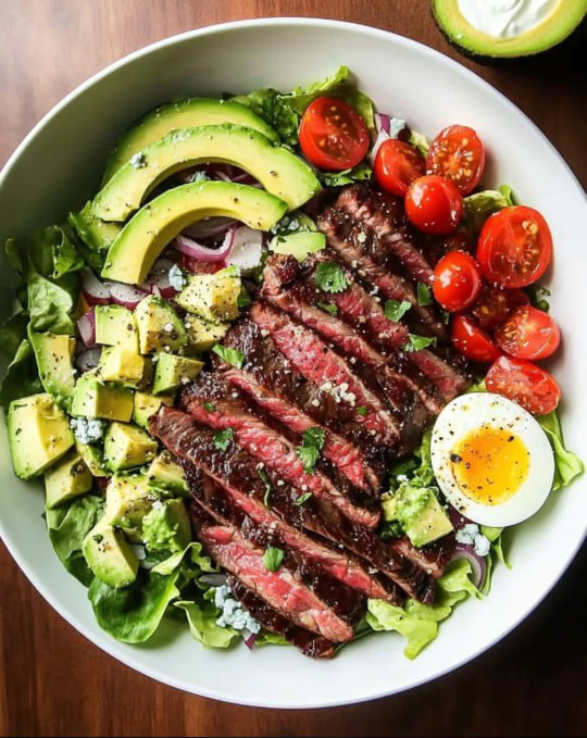 miaJade467's tweet image. Feasting on flavors! Steak salad with cherry tomatoes, avocado, and a perfectly cooked egg. 🍽️🥑🍅 #DinnerDelight #HealthyEats