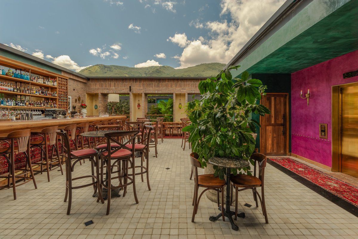 archdaily_es's tweet image. Hotel El Zarzo en Medellín es un refugio urbano que reinterpreta el concepto de hotel boutique con un enfoque en la calidez, la conexión con la naturaleza y el diseño sostenible.
ow.ly/6vQW50Vg4uE
 #Colombia #Architecture #HotelDesign