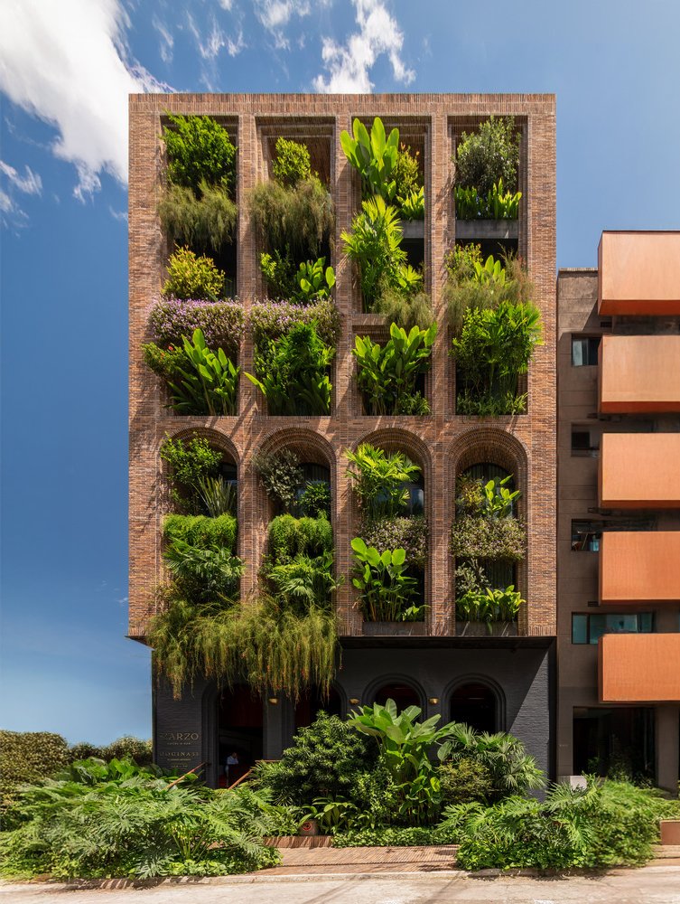 archdaily_es's tweet image. Hotel El Zarzo en Medellín es un refugio urbano que reinterpreta el concepto de hotel boutique con un enfoque en la calidez, la conexión con la naturaleza y el diseño sostenible.
ow.ly/6vQW50Vg4uE
 #Colombia #Architecture #HotelDesign