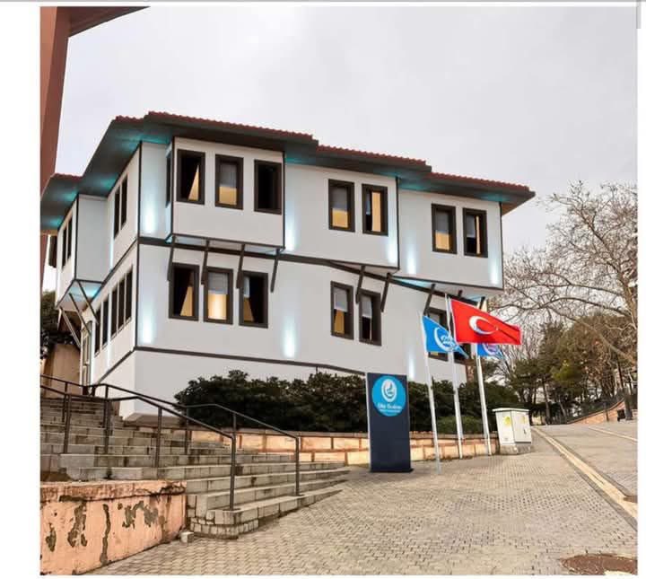 Bursa’ya,Ülkücü ve Milliyetçi Harekete yakışan; Yarınlarımızın teminatı gençliğimizin milli ve  manevi duygularla yoğrulacağı ahlak, ilim, teknoloji ve bilimle donanacağı Bursa Mimari Örneği olan Ülkü Ocaklarımızın yeni il binası hayırlı olsun.
 
Emeği geçenlrdenAllah razı olsun.